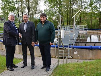 Der stellvertretende Verbandsvorsitzender, Wolfgang Back (vonl inks) verabschiedete den scheidenden Verbandsvorsitzenden Emil Müller und Richard Henneberger. Foto: Björn Hein
