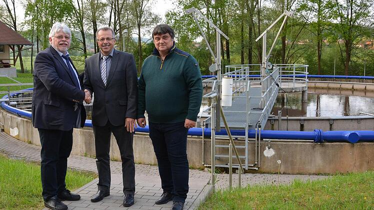 Der stellvertretende Verbandsvorsitzender, Wolfgang Back (vonl inks) verabschiedete den scheidenden Verbandsvorsitzenden Emil Müller und Richard Henneberger. Foto: Björn Hein
