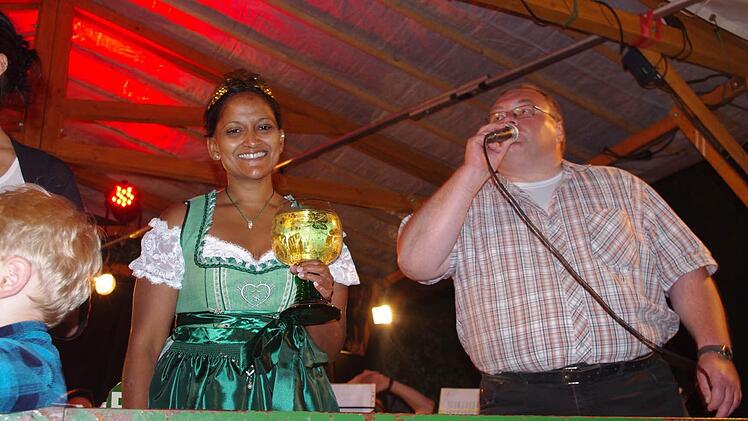 Jana Schmidt ist die neue Regentin auf Kronachs Traubenthron - im Bild mit Günter Soja.