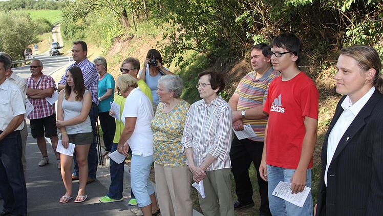 Bürgerinnen und Bürger aus Unter- und Obermerzbach waren zur offiziellen Eröffnung "ihrer Straße" gekommen. Foto: Helmut Will