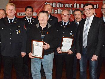 Freuen sich über die Ehrungen (von links): Kreisbrandinspektor Thomas Eyrich, Dieter Schärpf, Vorsitzender Steffen Schärpf, Ernst Strache, Edwin Gensler, Werner Mathes, Helmut Vierheilig, Bürgermeister Armin Warmuth, Kommandant Dieter Ebert. Foto: Assmann