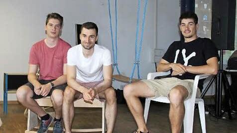 Moritz Schröer, Georg Bayerlein und Felix Klein bauten Möbel mit Flüchtlingen.