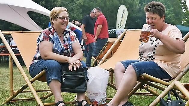 Karin Pyka und Doris Gierl aus Coburg genossen die Genusstage in vollen Z&uuml;gen bei einem k&uuml;hlen M&auml;rzenbier. Fotos: Gabi Arnold