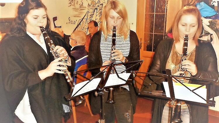Einfühlsam sorgten die Nachwuchsmusikerinnen Fabienne Förner, Kathrin Kromp und Ines Deuerling mit ihren Klarinetten für Stimmung. Foto: Gerd Fleischmann