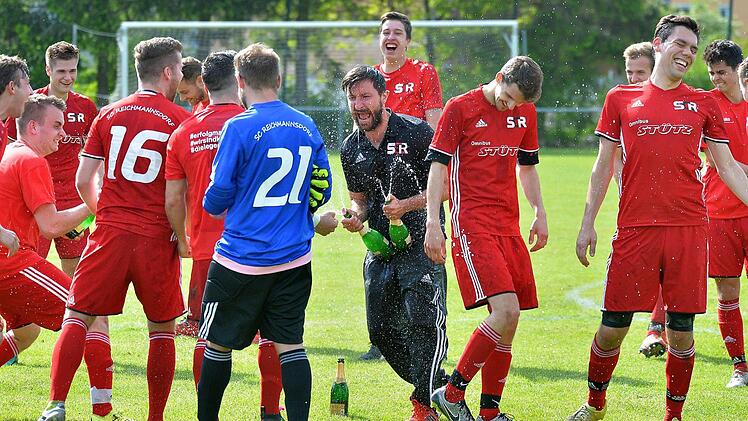 Mit dem 7:0 gegen Trailsdorf machte der SC Reichmannsdorf sein Meisterstück, das gebührend gefeiert werden musste. Fotos: Picturedreams