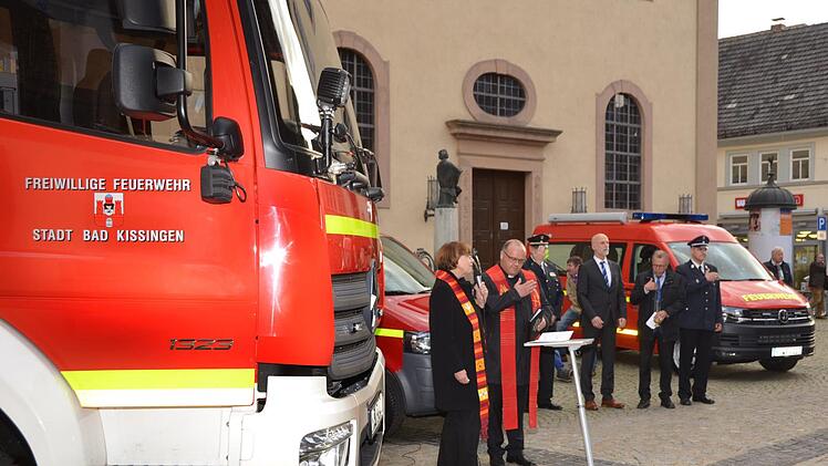 Drei Feuerwehrfahrzeuge erhielten den  kirchlichen Segen.  Foto: Peter Rauch