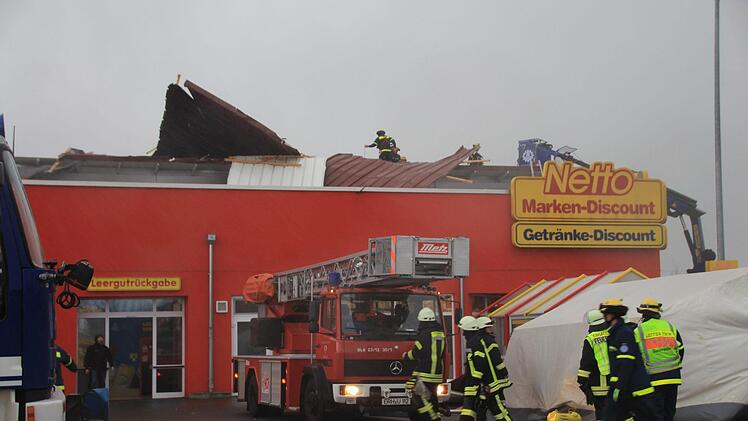 Der Sturm hat das Dach des Nettomarktes in Mühlhausen abgedeckt.  Foto: Andreas Dorsch