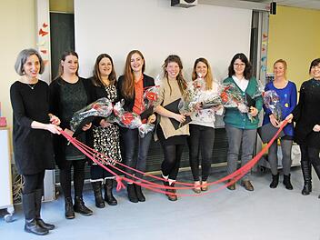 Die ersten Absolventinnen mit den beiden Fachlehrerinnen Bettina Businger (links) und Kerstin Paulus (rechts) Foto: privat