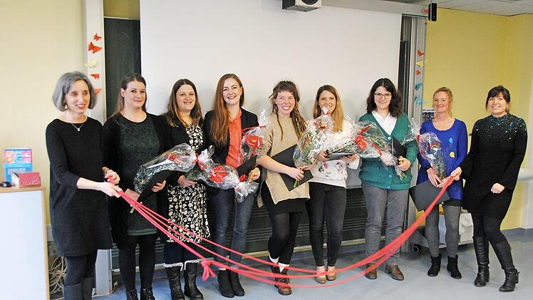 Die ersten Absolventinnen mit den beiden Fachlehrerinnen Bettina Businger (links) und Kerstin Paulus (rechts) Foto: privat