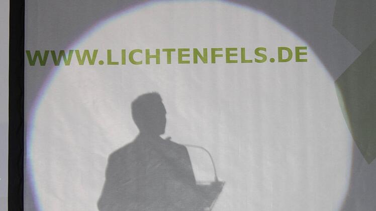 Bürgermeister Andreas Hügerich bei seiner Rede  - als Schatten im Lichtkegel