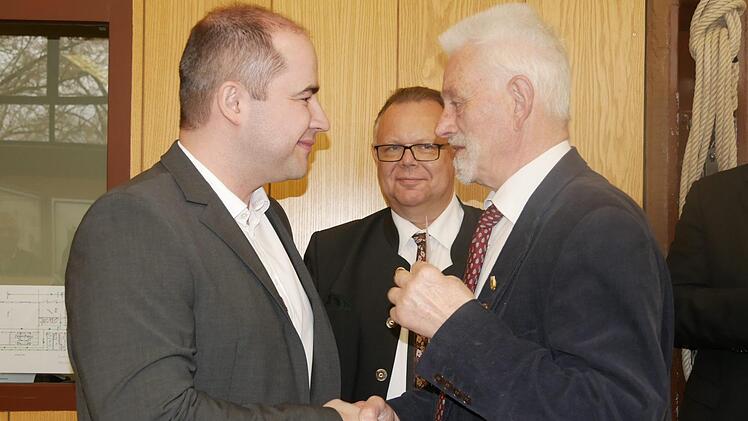 Dominik Heike gratuliert dem Vorsitzenden Burkhard  Grempel und überreicht ein Kuvert mit dem Geburtstagsgeschenk zum 30. Jubiläum. Foto: Manja von Nida