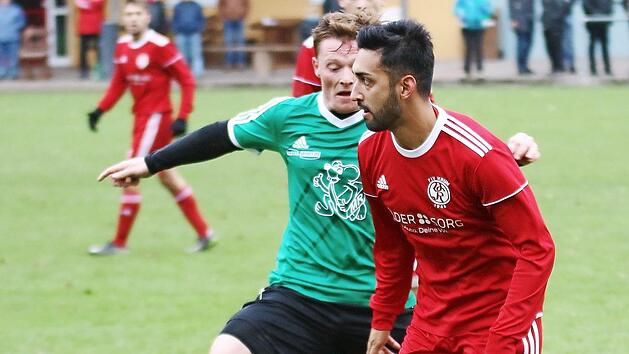 Kam zuletzt beim Ausw&auml;rtssieg in Forst auf Einsatzzeit: Krums Kevin Rippstein (rotes Trikot) gegen Schwarzachs Philipp Mend.  Foto: R. Naumann