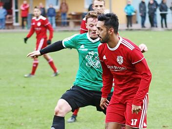 Kam zuletzt beim Auswärtssieg in Forst auf Einsatzzeit: Krums Kevin Rippstein (rotes Trikot) gegen Schwarzachs Philipp Mend.  Foto: R. Naumann