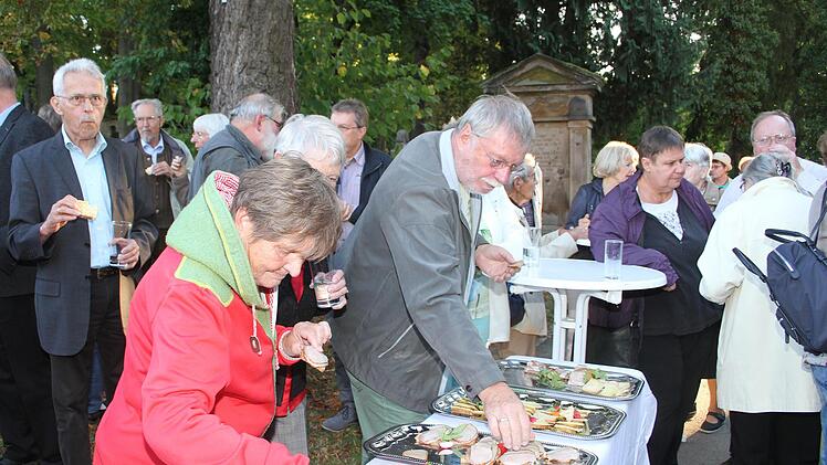 Bei einem kleinen Imbiss mit regionalen Produkten kamen die Besucher ins Gespr&auml;ch.  Foto: Sonny Adam