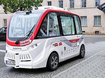 Wie von Geisterhand bewegen sich die autonom fahrenden Busse durch die Kronacher Innenstadt. Zur Sicherheit  befindet sich während der Testphase aber immer ein Begleiter im Fahrzeug, der in Zweifelsfällen eingreifen kann.Foto: Sandra Hackenberg