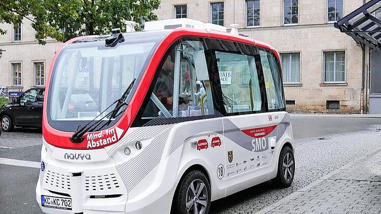Wie von Geisterhand bewegen sich die autonom fahrenden Busse durch die Kronacher Innenstadt. Zur Sicherheit  befindet sich während der Testphase aber immer ein Begleiter im Fahrzeug, der in Zweifelsfällen eingreifen kann.Foto: Sandra Hackenberg