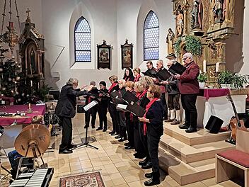 Der Gesangverein Germania Weingarts und die Blaskapelle Weingarts gaben ein Weihnachtskonzert.