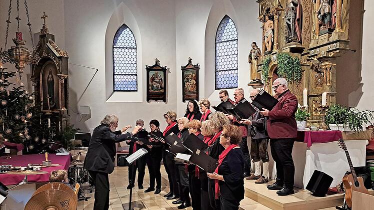 Der Gesangverein Germania Weingarts und die Blaskapelle Weingarts gaben ein Weihnachtskonzert.