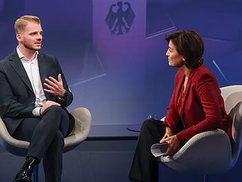 "Ich kämpfe dafür, dass es nicht auf alle Ewigkeit schwarz-rot ist", sagte SPD-Generalsekretär Tim Klüssendorf im Gespräch mit Sandra Maischberger.