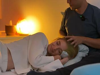 Bei der Kuschel-Therapie kann sich Lola Weippert fallen lassen - und dass, obwohl sie N&auml;he zu fremden M&auml;nnern eigentlich "sehr, sehr meide".