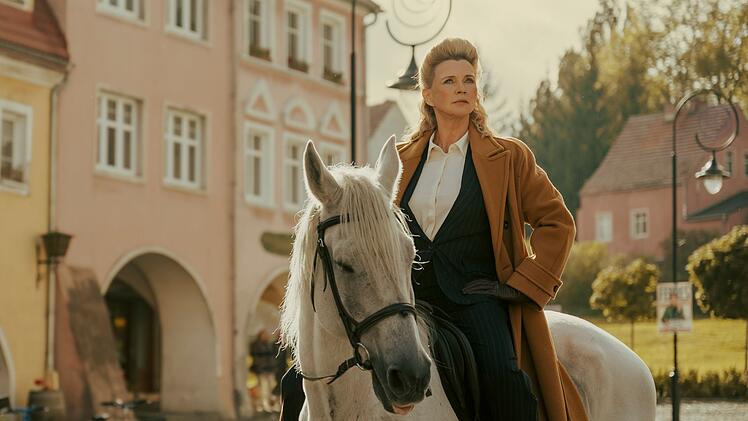 In einem selbstironischen Auftritt als autorit&auml;re B&uuml;rgermeisterin nimmt sich Veronica Ferres selbst aufs Korn.