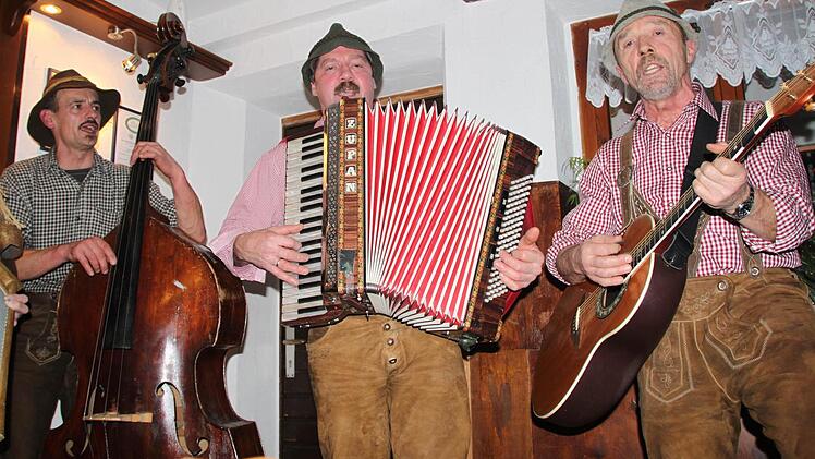 Die Rhöner Hochsitzmusikanten (von links: Manfred Markert, Christian Hüfner und Leo Zirkelbach) geben im Würzburger Haus den Klassiker zum Besten. Fotos: Ulrike Müller