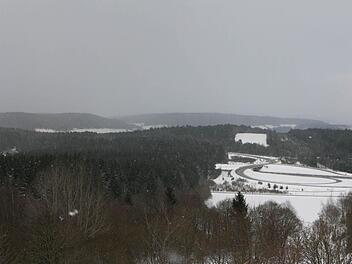 Zwischen Rottenbach und Eisfeld ist der ehemalige Grenzstreifen noch zu erkennen, der künftig als "Grünes Band" dem Naturschutz gewidmet werden soll. Foto: Thomas Heuchling
