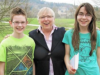 Jan Heckmann vom Jean-Paul-Gymnasium in Hof und Ann-Kathrin Ohlmann vom E.T.A.-Hoffmann-Gymnasium in Bamberg sind die oberfränkischen Bezirkssieger im 54. Vorlesewettbewerb des Deutschen Buchhandels. Mit ihnen freut sich die Coburger Buchhändlerin Irmgard Clausen, die den Oberfranken-Entscheid moderierte und organisierte.  Foto: Martin Koch