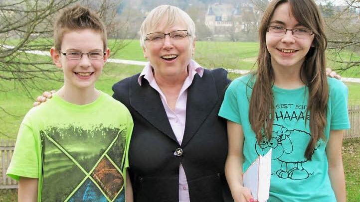 Jan Heckmann vom Jean-Paul-Gymnasium in Hof und Ann-Kathrin Ohlmann vom E.T.A.-Hoffmann-Gymnasium in Bamberg sind die oberfränkischen Bezirkssieger im 54. Vorlesewettbewerb des Deutschen Buchhandels. Mit ihnen freut sich die Coburger Buchhändlerin Irmgard Clausen, die den Oberfranken-Entscheid moderierte und organisierte.  Foto: Martin Koch