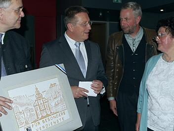 Ein Dankeschön für besondere Verdienste übergab OB Henry Schramm (Zweiter von links) gestern bei der Feierstunde an (von links) Museumsvereinsvorsitzenden Stefan Soiné, Museumsleiter Bernhard Sauermann und Mönchshof-Geschäftsführerin Sigrid Daum. Foto: Jochen Nützel