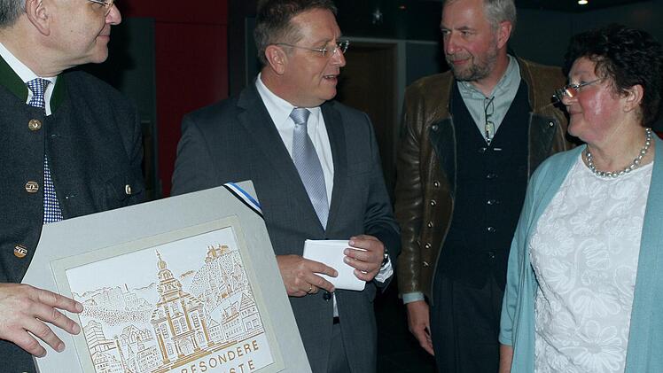 Ein Dankeschön für besondere Verdienste übergab OB Henry Schramm (Zweiter von links) gestern bei der Feierstunde an (von links) Museumsvereinsvorsitzenden Stefan Soiné, Museumsleiter Bernhard Sauermann und Mönchshof-Geschäftsführerin Sigrid Daum. Foto: Jochen Nützel