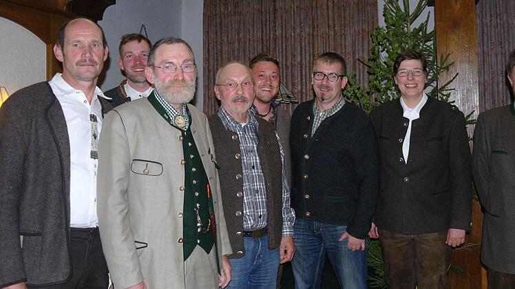 9662: Mitglieder des neuen Vorstandes (v.l.n.r.): Dieter Muth (Obmann Naturschutz), Michael Sautter (Obmann Schwarzwildring), Gerd Galitzdörfer (1. Vorsitzende), Rudi Sautter (2. Vorsitzender), Michael Belz (Pressewart), Michael Frank (Schriftführer), Sandra Hornung (Obfrau Hundewesen), Hans-Peter Meixner (Beisitzer). Foto: Stephanie Elm
