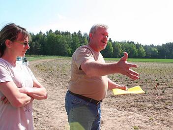 Jürgen und Helena Bechmann haben erst nachträglich eine Genehmigung für ihre Aufforstung bekommen. Sie wünschen sich mehr Unterstützung durch das Landratsamt. Foto: Evi Seeger