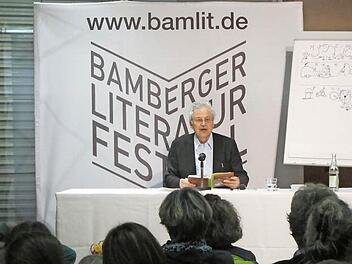 Paul Maar stellte sich erst als Illustrator (siehe rechts) und dann als Dichter vor. Foto: Cornelia Kempgen