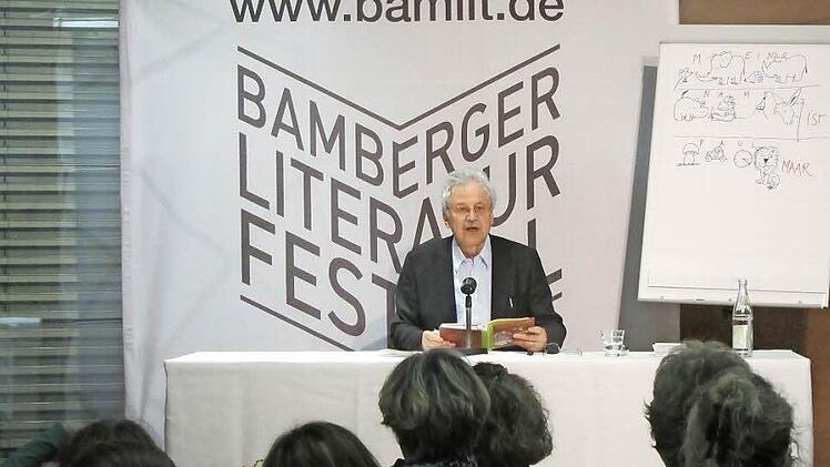 Paul Maar stellte sich erst als Illustrator (siehe rechts) und dann als Dichter vor. Foto: Cornelia Kempgen