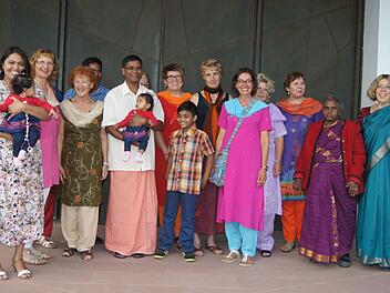 Stilecht in indische Saris beziehungsweise Churidars gehüllt waren die Helfer des Freundeskreises, in der Mitte Pater Raja. Foto: Freundeskreis