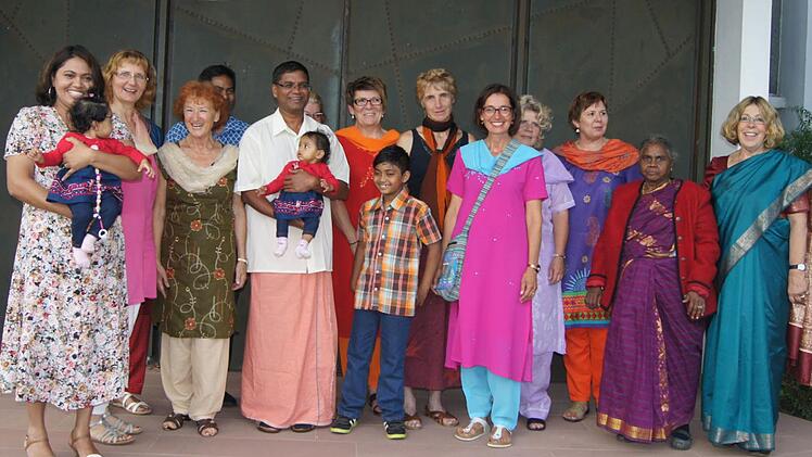 Stilecht in indische Saris beziehungsweise Churidars gehüllt waren die Helfer des Freundeskreises, in der Mitte Pater Raja. Foto: Freundeskreis