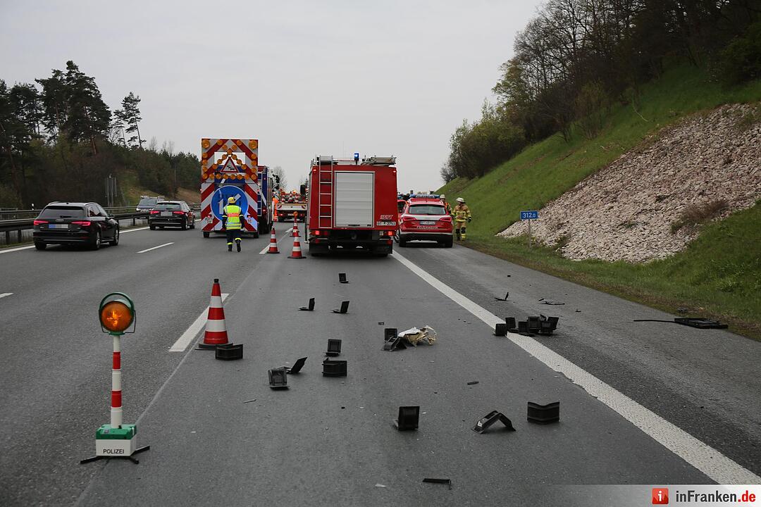 Kleintransporter kracht bei Bayreuth in Lkw – Fahrer eingeklemmt