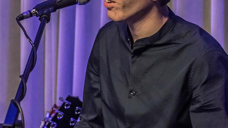 Der junge Liedermacher Erik Konietzko beeindruckte bei seinem Gastspiel in Coburg. Foto: Jochen Berger