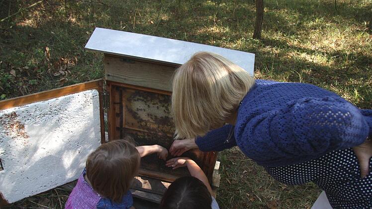 Die beiden Mädchen wissen auch, das die Bienen Wärme erzeugen
