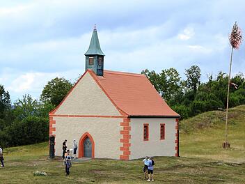 Die renovierte Walburgiskapelle auf dem Walberla, , das Turmkreuz soll noch rechtzeitig kommen.     Foto: Franz Galster