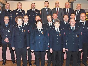 Zwölf Feuerwehrmänner und drei Feuerwehrfrauen wurden mit dem Feuerwehr-Ehrenzeichen in Silber für 25-jährige Dienstzeit ausgezeichnet. Fotos: Alfred Thieret