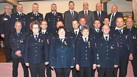 Zwölf Feuerwehrmänner und drei Feuerwehrfrauen wurden mit dem Feuerwehr-Ehrenzeichen in Silber für 25-jährige Dienstzeit ausgezeichnet. Fotos: Alfred Thieret
