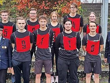 Die Jugendlichen nach dem Sportteil des Wettbewerbes zusammen mit Kreisjugendfeuerwehrwartin Carolin Wicklein (links) und der Abnahmeberechtigten der Deutschen Jugendfeuerwehr Daniela Wagner