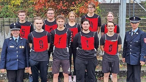 Die Jugendlichen nach dem Sportteil des Wettbewerbes zusammen mit Kreisjugendfeuerwehrwartin Carolin Wicklein (links) und der Abnahmeberechtigten der Deutschen Jugendfeuerwehr Daniela Wagner