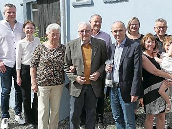 Unser Bild zeigt den Jubilar Heinrich Schramm mit seiner Ehefrau Anneliese im Kreise seiner Familie und mit Bürgermeister Franz Uome.