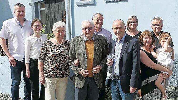 Unser Bild zeigt den Jubilar Heinrich Schramm mit seiner Ehefrau Anneliese im Kreise seiner Familie und mit Bürgermeister Franz Uome.