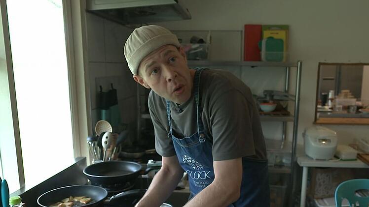 Weil er Geld braucht und seinen Beruf liebt: Matthias steht schon wieder in der K&uuml;che.