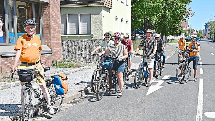 Frank Wessel (l.) vom ADFC Forchheim f&uuml;hrt die Radtour mit der Oberb&uuml;rgermeisterin an.