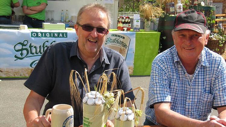 Bier schmeckt prima, Wetter passt - wenn das kein Grund zur Freude ist (links Herwig Engel, rechts Werner Schütz).